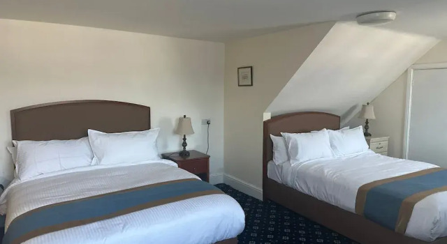Четырёхместный номер Standard Royal Swan, Ashley Manor - B&B