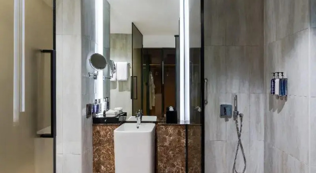 Двухместный номер Premium с балконом и с красивым видом из окна voco Dubai Monaco, The Heart of Europe by IHG-Adult only