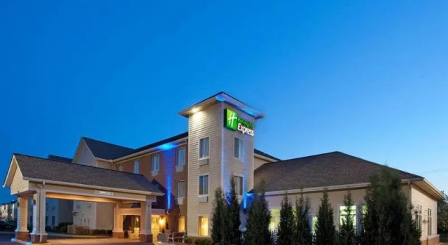 Двухместный люкс с 2 комнатами Holiday Inn Express Hotel & Suites Columbus by IHG