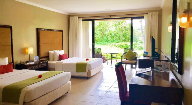 Номер Premier с балконом Fairways and Bluewater Boracay
