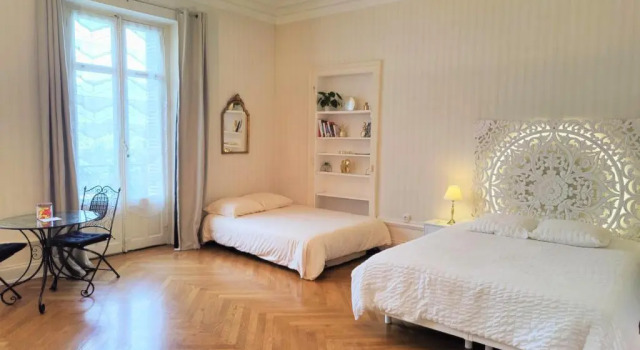 Grand studio 38m2 dans ancien palace avec piscine et place de parking privée, Prenota Appartamento Hotel a Alvernia con parcheggio, Parcheggio