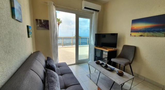 Poseidon 51 - Beachfront Two Bedroom Apartment, Rezerwuj Apartament Hotele w Pafos z parkingiem, w pobliżu Paphos Archaeological Park, Parking