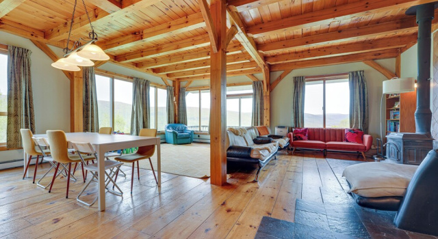 Enchanting Dorset Mountain Home w/ Stunning Views!, Đặt Khách sạn East Dorset Bromley Mountain