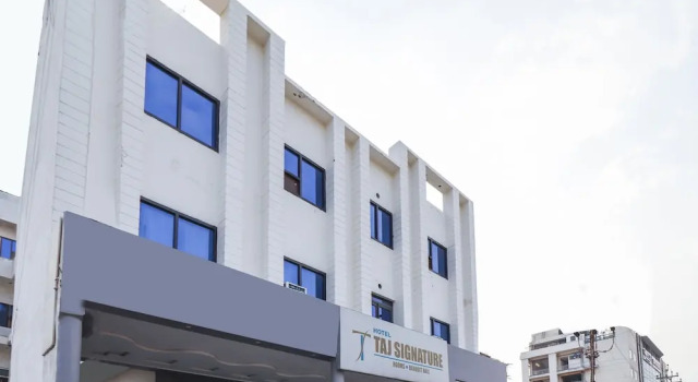 OYO 10876 Hotel Taj signature