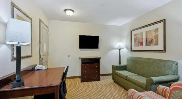 Четырёхместный люкс Country Inn & Suites by Radisson, Covington, LA