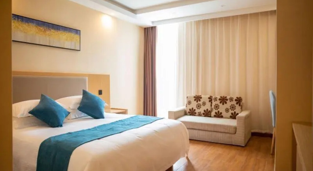 Трёхместный номер Standard с видом на улицу GreenTree Inn Nantong Haian Mingzhu City Express Hotel