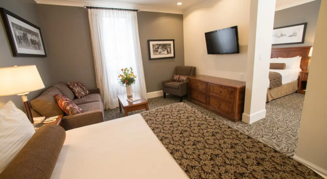 Четырёхместный люкс Deluxe Hume Hotel & Spa
