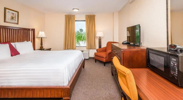 Номер Standard Lakeshore Resort and Marina