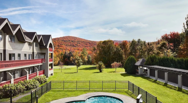 Четырёхместный номер Standard с балконом и с видом на внутренний двор Killington Mountain Lodge, Tapestry Collection by Hilton