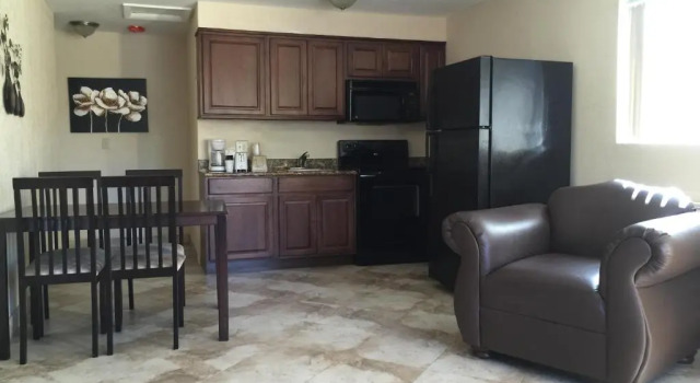 Люкс с 2 комнатами Curtis Inn & Suites