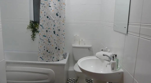 Апартаменты Space For Groups, 10 mins from centre with parking!