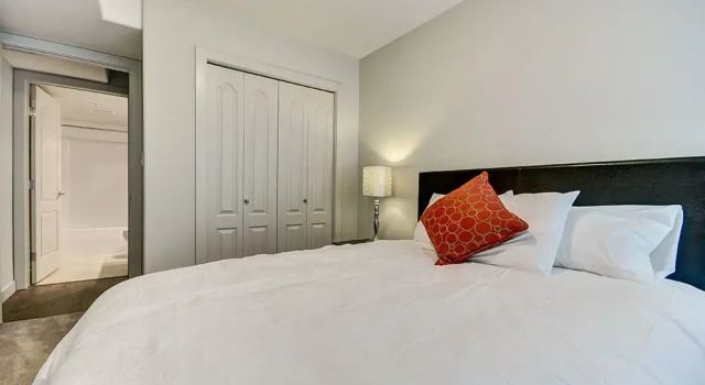 East Village Suites, Rezervați Hotel Fort McMurray 
