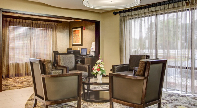 Holiday Inn Express Savannah South I-95 Richmond Hill, Boek Hotel Hotels in Georgia met parkeren, Parkeren