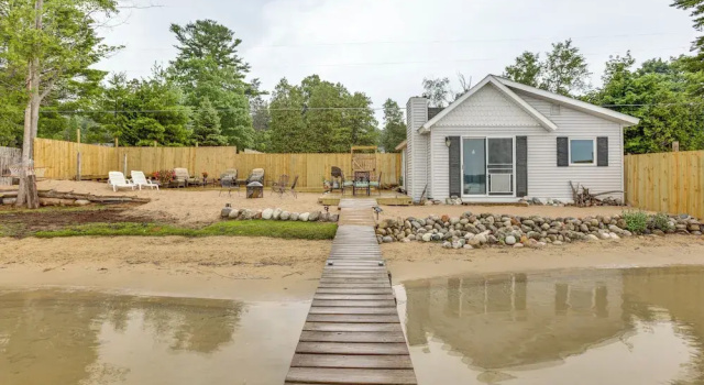 Коттедж Beach Access & Dock: Little Traverse Lake Cottage!