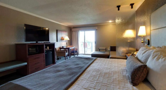 Номер Standard с балконом и с видом на озеро Best Western Harbour Pointe Lakefront