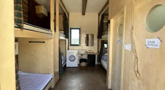 Кровать в общем номере (мужской номер) The sprawling youth hostel
