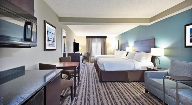 Четырёхместный номер Executive Holiday Inn Harrisburg East by IHG