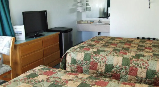 Четырёхместный номер Standard Ponderosa Motor Inn