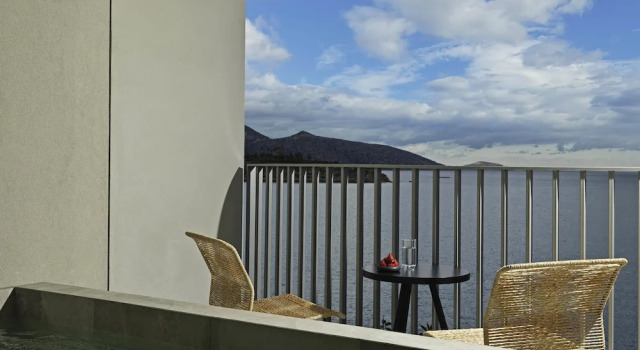 Полулюкс с балконом и seafront NIKO Seaside Resort MGallery
