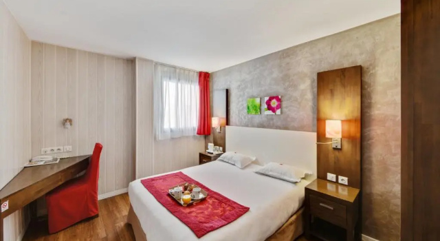 Трёхместный номер Standard HOTEL RESTAURANT PARIS PACIFIC PARIS-VILLEJUIF- PRES DU METRO LHAY LES ROSES LIGNE 14 - Direct PARIS-AEROPORT ORLY ET INSTITUT GUSTAVE ROUSSY