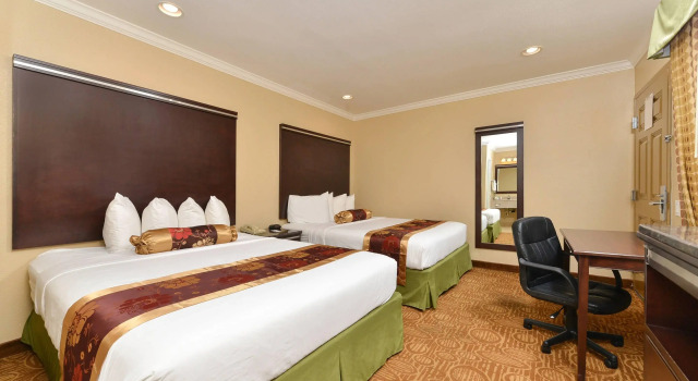 Четырёхместный номер Standard Rodeway Inn San Diego Near SDSU