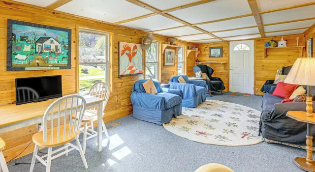 Fire Pit & Decks: Creekside Cabin in Robbinsville, Buchen Sie Hotel Robbinsville 