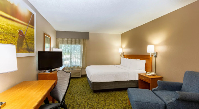 Двухместный номер Standard Days Inn & Suites by Wyndham Madison