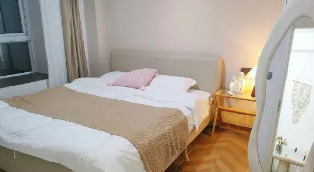 Люкс с 2 комнатами с балконом Creamy style projection large bed room
