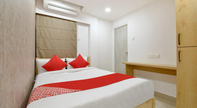 OYO 65901 Hotel Niraj Inn, Забронировать Отель Отели штата Махараштры 3 звезды, 3*