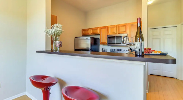 Апартаменты 25 Mi to Detroit: Townhome w/ Smart TV!