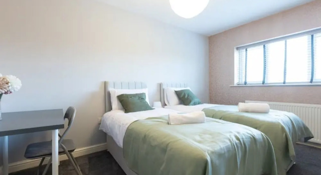Grand 5BR Retreat in Beeston Sleeps 12