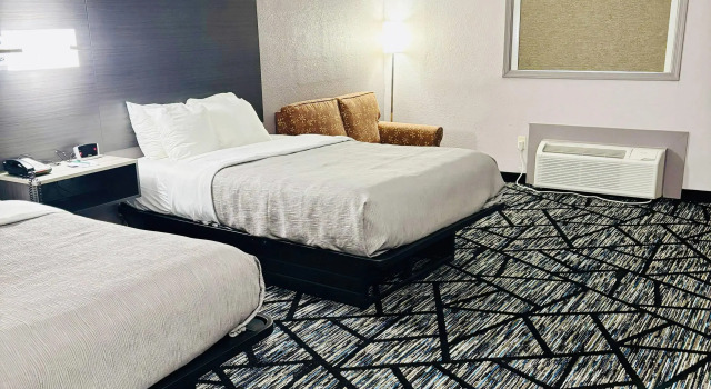 Четырёхместный номер Standard Quality Inn Raynham - Taunton