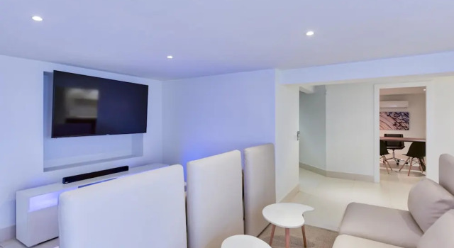 Modern Ocean View Villa, Huge Lap Pool, AC, Free Wifi, Sat TV, Beach Access
