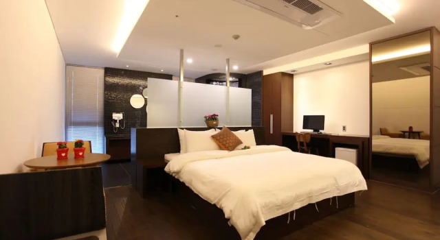 R Lee Suite Ganseok