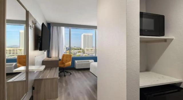 Номер Premium Holiday Inn Express & Suites Phoenix - Midtown, an IHG Hotel