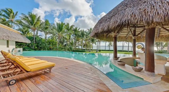 Вилла Dazzling Beachfront Villa With Swim-up Bar
