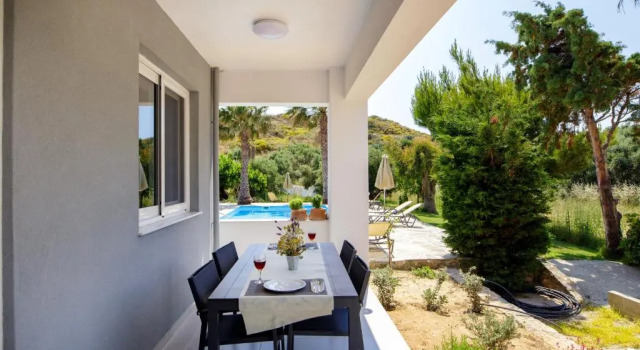 Коттедж IRIDA Guesthouse by the Pool