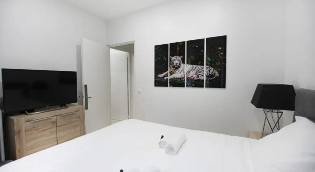 GuestReady - Bright and Spacious Apartment near Eiffel Tower, Забронировать Апартаменты/квартира Отели Парижа с парковкой, рядом с Станция метро Pasteur, Парковка