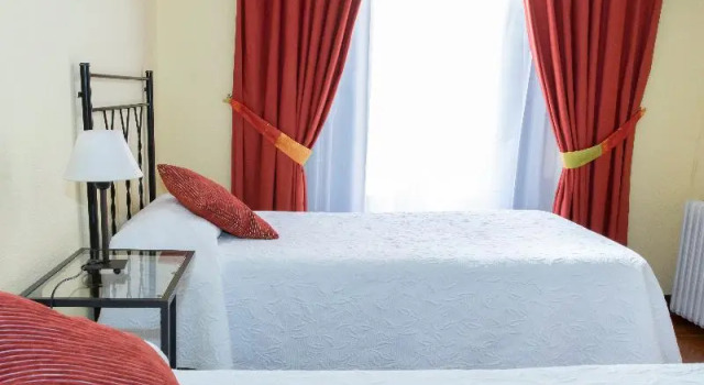 Двухместный номер Standard с балконом Hostal Tokio