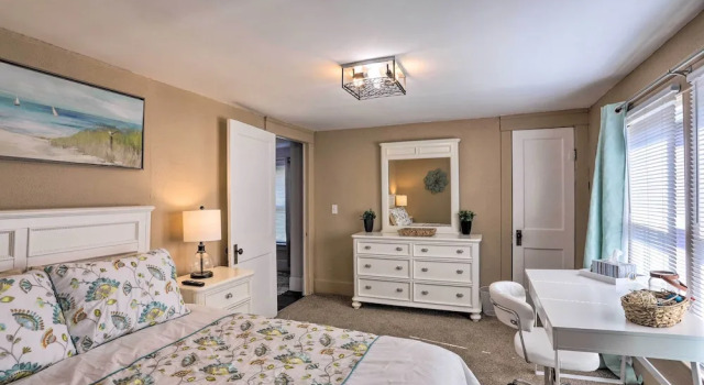 Коттедж с 3 комнатами с балконом Lorain Lake Cottage < 1 Mi to Lake Erie Fun!