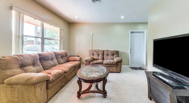 3 Mi to Dania Beach Pier: Convenient Apartment!, Rezerwuj Apartament Hotele w Broward County z parkingiem, Parking