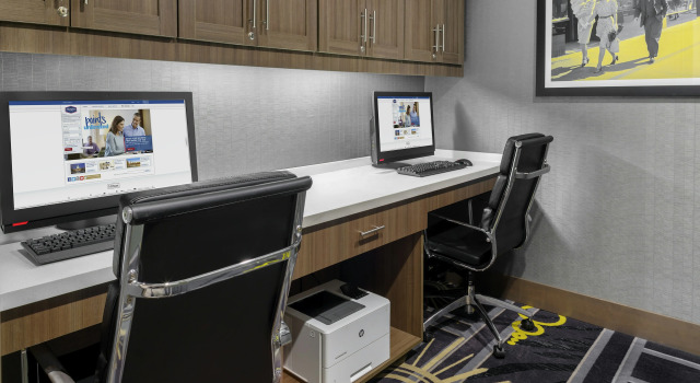 Hampton Inn & Suites Los Angeles/Hollywood, CA, Забронировать Отель Отели Голливуда с бассейном, рядом с Бульвар Голливуд, Бассейн