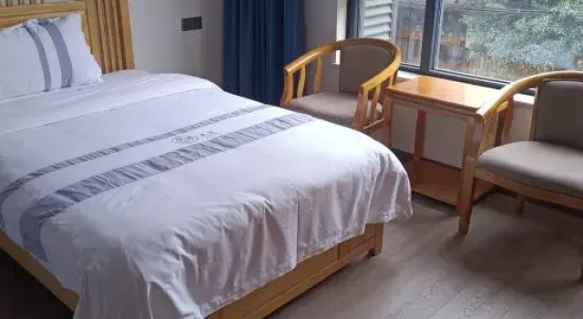 Кровать в общем номере (мужской номер) VALATOMS Hotel (Dujiangyan Qingcheng Mountain Scenic Area High Speed Railway Station)
