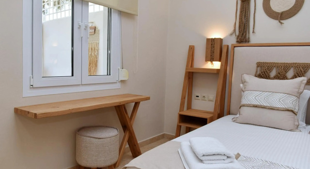 Clio's House, Prenota Hotel Adamas Milo