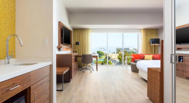 Номер Standard с балконом Courtyard by Marriott Santa Monica