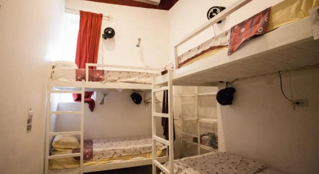 Кровать в общем номере Island Life Hostel