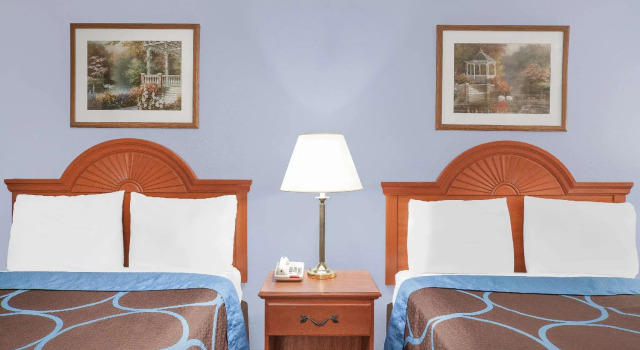 Четырёхместный номер Standard Super 8 by Wyndham Middletown