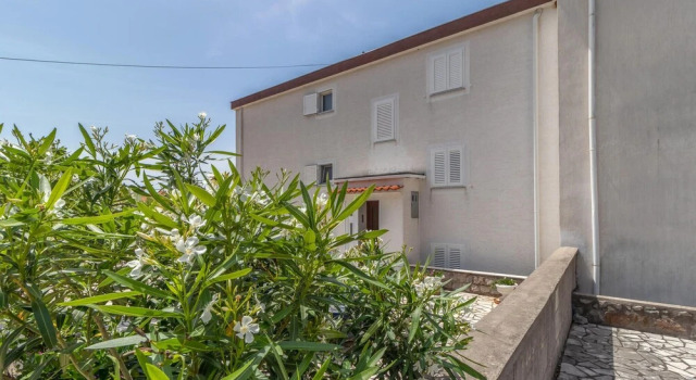 Beautiful Apartment in Klenovica With Wifi and 2 Bedrooms, Rezervovat Apartmán Hotely v Klenovica s parkováním, Parkování