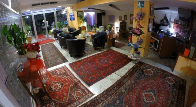 Hotel Villa Delibera, Забронировать Отель Отели в центре Варацце с завтраком, отели в центре Варацце с завтраком
