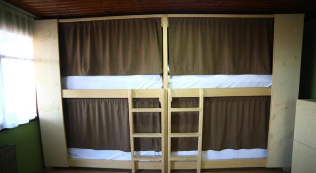 Кровать в общем номере (женский номер) YOLO Hostel